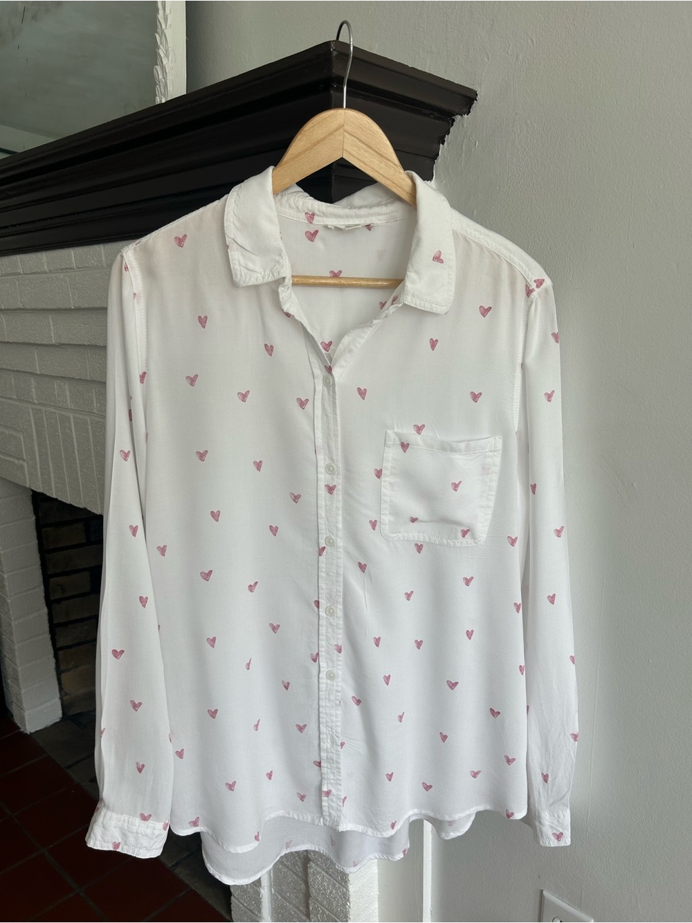 beachlunchlounge White Button-Down Shirt with Pink Heart Print